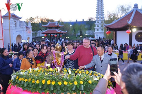 Đại lễ Phật Đản và kỷ niệm 10 năm thành lập chùa Trúc Lâm Kharkov, Ukraina - ảnh 1