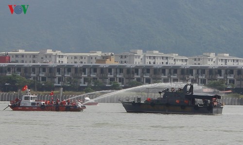 Hải quân Hoa Kỳ và thành phố Đà Nẵng phối hợp diễn tập ứng phó sự cố tràn dầu trên sông Hàn - ảnh 1