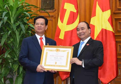 Thủ tướng Nguyễn Xuân Phúc trao huy hiệu Đảng cho các vị nguyên lãnh đạo Đảng, Nhà nước - ảnh 1