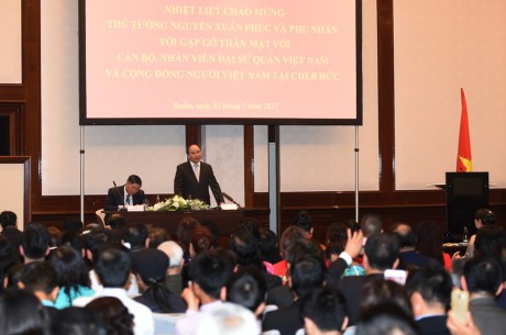 Thủ tướng Nguyễn Xuân Phúc gặp cán bộ nhân viên Đại sứ quán và đại diện cộng đồng người Việt - ảnh 2