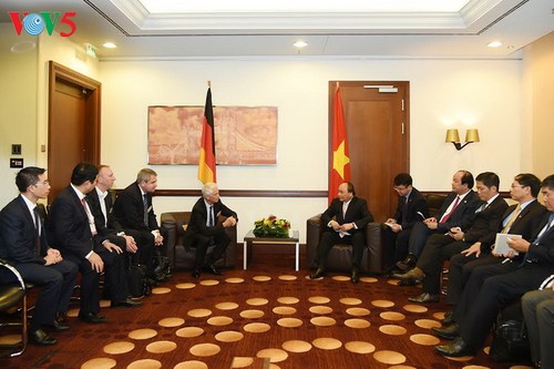 Thủ tướng Chính phủ Nguyễn Xuân Phúc tiếp một số doanh nghiệp tại Berlin, Đức - ảnh 1