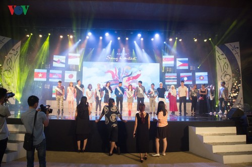 Thí sinh cuộc thi “Tiếng hát ASEAN+3” vui vẻ luyện tập cho đêm bán kết - ảnh 8