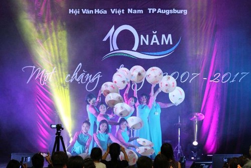 Kỷ niệm 10 năm ngày thành lập Hội văn hóa Việt Nam tại thành phố Ausburg, CHLB Đức - ảnh 5