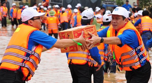 Chung tay quyên góp ủng hộ khắc phục hậu quả mưa lũ - ảnh 1