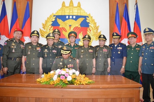 Quân đội Nhân dân Việt Nam và Quân đội Hoàng gia Campuchia tăng cường hợp tác - ảnh 1