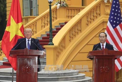 Chủ tịch nước Trần Đại Quang và Tổng thống Hoa Kỳ Donald Trump chủ trì họp báo - ảnh 1