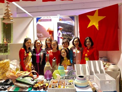 Giới thiệu và quảng bá Việt Nam tại Hội chợ từ thiện “CHARITY BAZAAR” lần thứ 25 tại Ukraine - ảnh 1