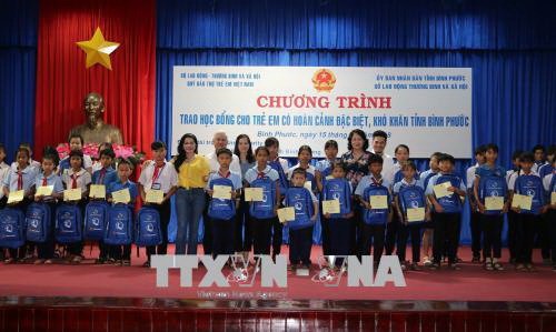  Phó Chủ tịch nước Đặng Thị Ngọc Thịnh thăm gia đình chính sách và trao học bổng ở tỉnh Bình Phước - ảnh 1