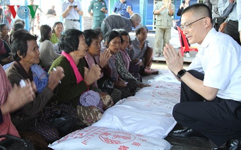 Trao quà của Thủ tướng Nguyễn Xuân Phúc cho gia đình Việt kiều và Campuchia có hoàn cảnh khó khăn - ảnh 1