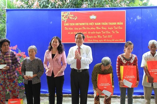 Chủ tịch Ủy ban Trung ương Mặt trận Tổ quốc VN Trần Thanh Mẫn thăm và tặng quà Tết tại An Giang - ảnh 1