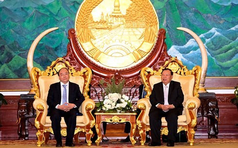 Thủ tướng Nguyễn Xuân Phúc hội kiến lãnh đạo cấp cao Lào - ảnh 1