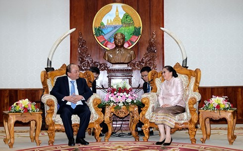 Thủ tướng Nguyễn Xuân Phúc hội kiến lãnh đạo cấp cao Lào - ảnh 2