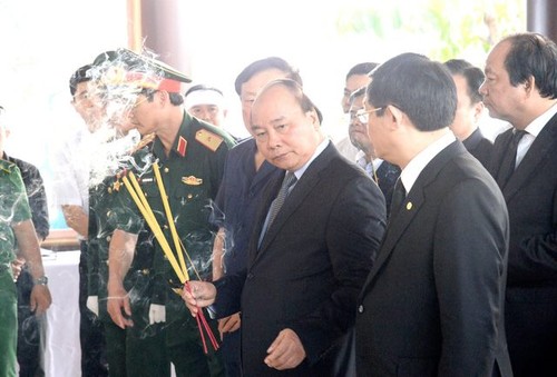 Lãnh đạo Chính phủ và đông đảo người dân viếng nguyên Thủ tướng Phan Văn Khải - ảnh 1