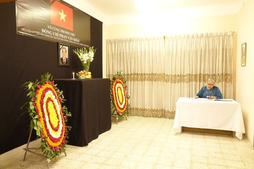 Lễ viếng và mở Sổ tang Nguyên Thủ tướng Phan Văn Khải tại trụ sở Đại sứ quán Việt Nam tại Bangladesh - ảnh 4