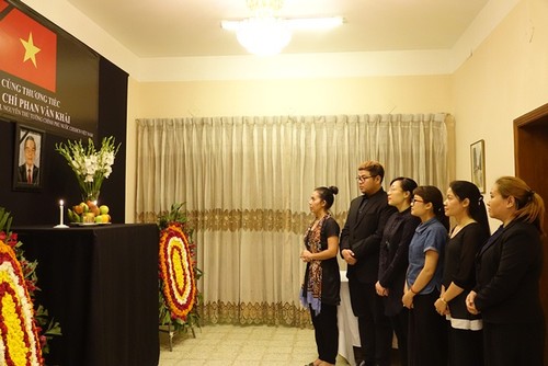 Lễ viếng và mở Sổ tang Nguyên Thủ tướng Phan Văn Khải tại trụ sở Đại sứ quán Việt Nam tại Bangladesh - ảnh 6