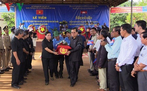 Hồi hương hài cốt liệt sỹ quân tình nguyện Việt Nam hy sinh ở Campuchia về nước - ảnh 1