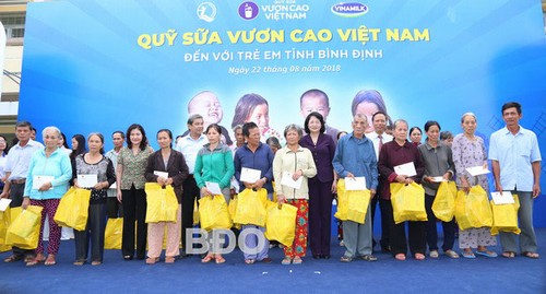 Phó Chủ tịch nước Đặng Thị Ngọc Thịnh tặng quà hỗ trợ học sinh và hộ nghèo tại tỉnh Bình Định - ảnh 1