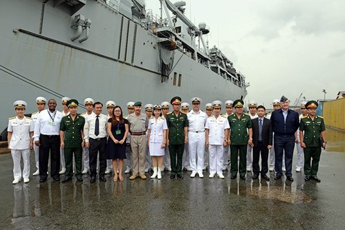 Tàu Hải quân Hoàng gia Anh thăm Việt Nam - ảnh 2