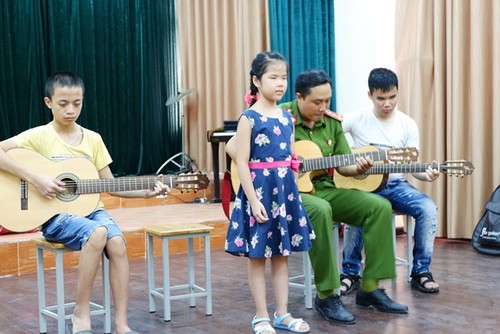 Giáo viên lớp tiếng Việt Hoa Ban, Berlin tặng quà cho học sinh trường Nguyễn Đình Chiểu - ảnh 1