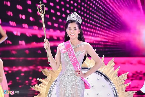 Người đẹp Trần Tiểu Vy đăng quang Hoa hậu Việt Nam 2018 - ảnh 1