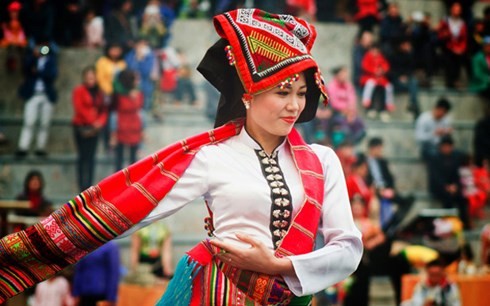 Rực rỡ sắc mầu trong trang phục truyền thống phụ nữ tỉnh Sơn La - ảnh 1