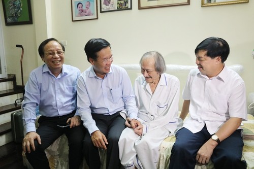 Trưởng ban Tuyên giáo Trung ương thăm, chúc mừng các nghệ sĩ lão thành nhân Ngày Sân khấu Việt Nam - ảnh 1