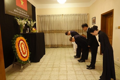 Đại sứ quán Việt Nam tại Bangladesh tổ chức Lễ viếng và mở Sổ tang Chủ tịch nước Trần Đại Quang - ảnh 11