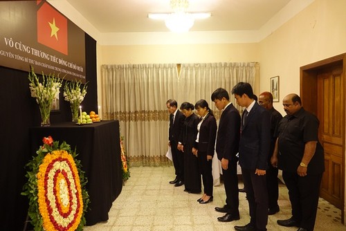 Đại sứ quán Việt Nam tại Bangladesh tổ chức Lễ viếng và mở Sổ tang nguyên Tổng Bí thư Đỗ Mười - ảnh 2