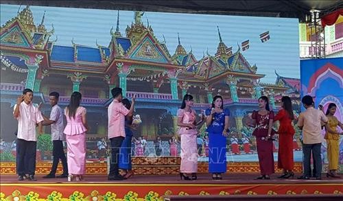 Đồng bào Khmer ở Sóc Trăng vui đón lễ Sene Dolta - ảnh 1