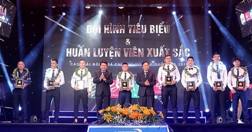 Gala tôn vinh các tập thể, cá nhân có đóng góp cho mùa giải bóng đá chuyên nghiệp Việt Nam thành công - ảnh 1