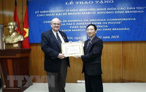 Trao Kỷ niệm chương “Vì hòa bình hữu nghị giữa các dân tộc” tặng Đại sứ Brazil tại Việt Nam - ảnh 1