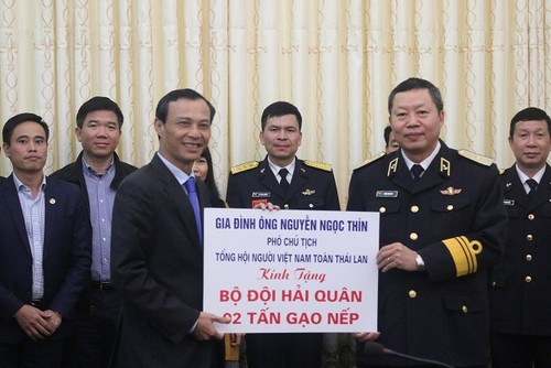 Ủy ban Nhà nước về người Việt Nam ở nước ngoài thăm, tặng quà Tết cho quân và dân huyện đảo Trường Sa, nhà giàn DK1 - ảnh 4