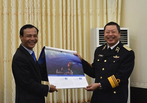 Ủy ban Nhà nước về người Việt Nam ở nước ngoài thăm, tặng quà Tết cho quân và dân huyện đảo Trường Sa, nhà giàn DK1 - ảnh 3