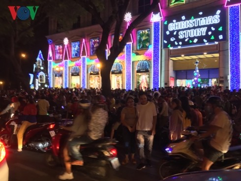Rộn ràng không khí đón Giáng sinh trên khắp Việt Nam - ảnh 1