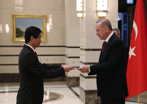 Đại sứ Trần Quang Tuyến trình Ủy nhiệm thư lên Tổng thống Thổ Nhĩ Kỳ - ảnh 1