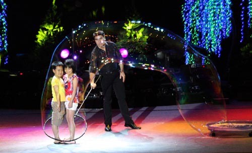 Nghệ sĩ bong bóng nổi tiếng thế giới Fan Yang trở lại Việt Nam biểu diễn - ảnh 1
