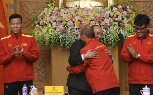 Thủ tướng động viên đội tuyển bóng đá Việt Nam thi đấu giành chiến thắng - ảnh 1