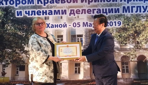 Trao kỷ niệm chương “Vì hòa bình, hữu nghị giữa các dân tộc” tặng hiệu trưởng Trường Đại học Ngoại ngữ Moscow - ảnh 1