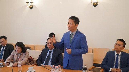 Bộ trưởng Trần Tuấn Anh thăm và làm việc tại Đại sứ quán Việt Nam tại Đức - ảnh 3