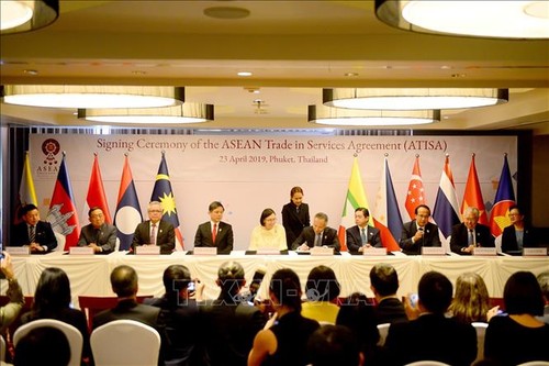 Các Bộ trưởng Kinh tế ASEAN ký kết hai văn kiện về thương mại dịch vụ và đầu tư - ảnh 1