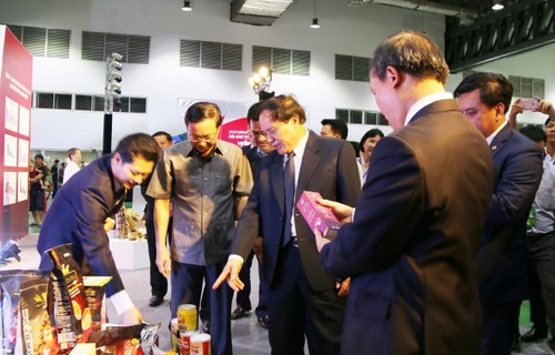Hội chợ thương mại Việt - Lào giúp tăng cường hợp tác toàn diện giữa hai nước - ảnh 1