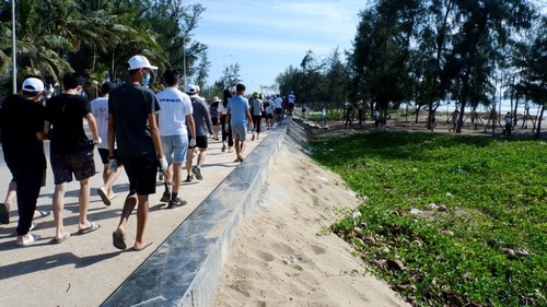 Chung tay nhặt rác làm sạch môi trường biển Quảng Ngãi - ảnh 1
