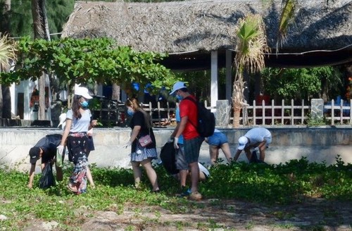 Chung tay nhặt rác làm sạch môi trường biển Quảng Ngãi - ảnh 6