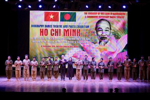 Các nghệ sỹ Bangladesh khắc họa hình tượng Chủ tịch Hồ Chí Minh - ảnh 5