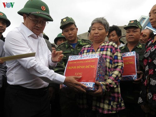 Phó Thủ tướng Trịnh Đình Dũng yêu cầu địa phương không để người dân ở lại thuyền, lồng bè trong bão - ảnh 1