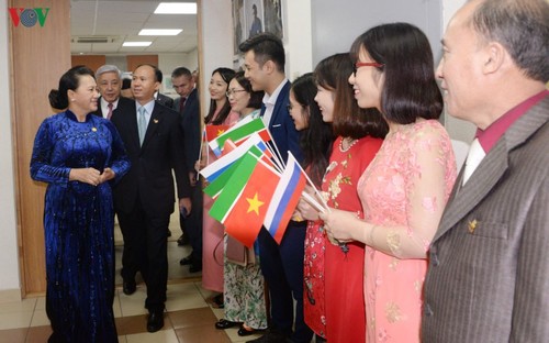 Chủ tịch Quốc hội Nguyễn Thị Kim Ngân gặp bà con kiều bào tại Thủ đô Kazan, Cộng hòa Tatarstan - ảnh 1