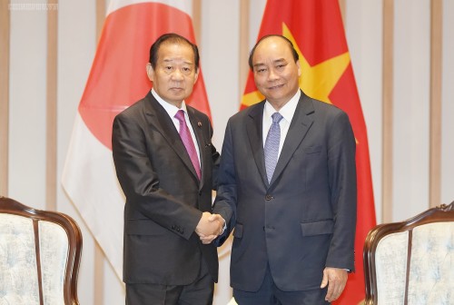 Thủ tướng tiếp Nguyễn Xuân Phúc tiếp Tổng thư ký Đảng Dân chủ Tự do Nhật Bản - ảnh 1