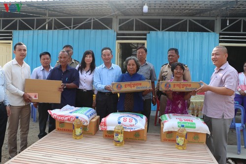 Trao tặng nhà cho các hộ bị hỏa hoạn tại Campuchia - ảnh 1