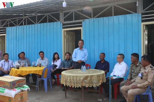 Trao tặng nhà cho các hộ bị hỏa hoạn tại Campuchia - ảnh 2