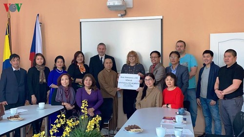 Người Việt tại Cộng hòa Czech quyên góp ủng hộ cho các nạn nhân và trung tâm bảo trợ người khuyết tật Vejprty - ảnh 1